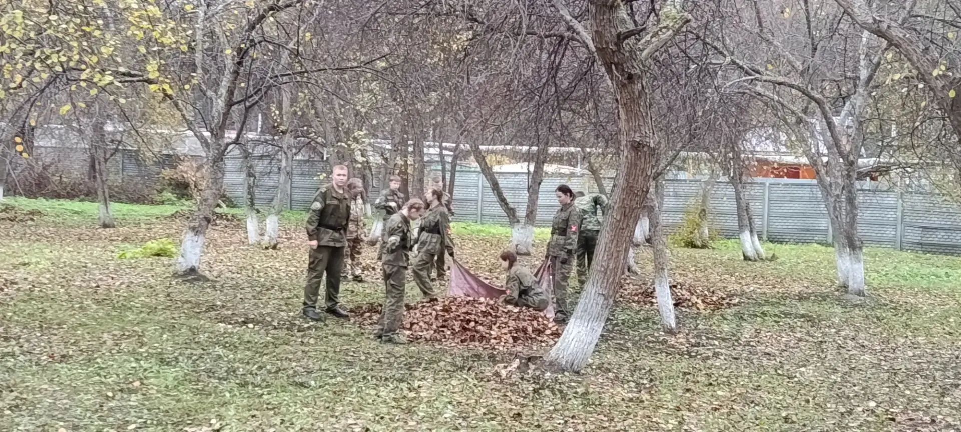 Чистый двор: уборка школьной территории.
