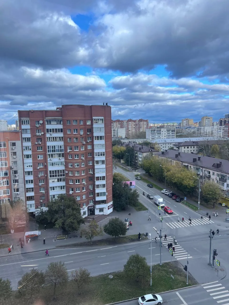 В Тюмени заметили троих детей, сидящих на краю крыши!