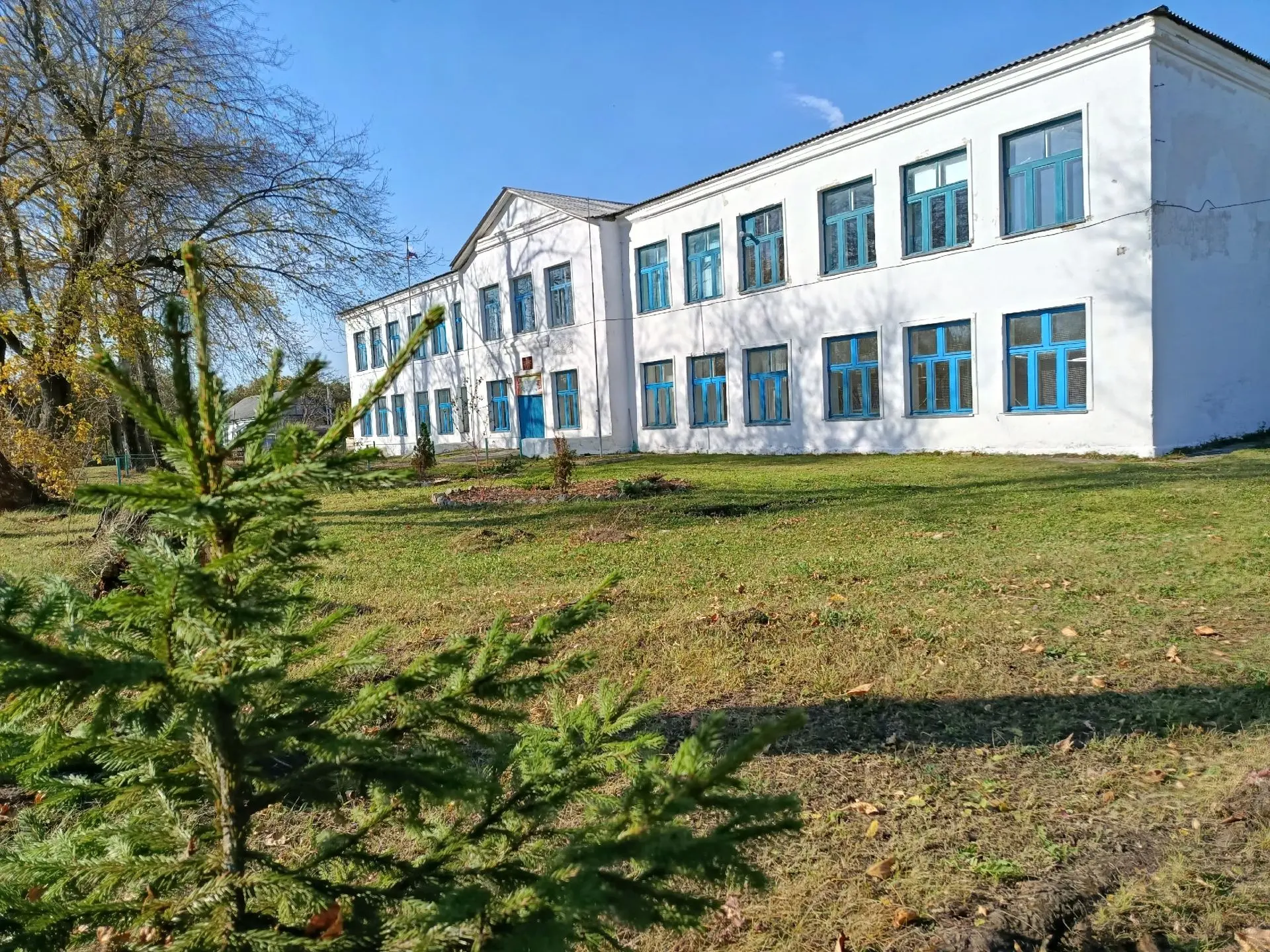 🌳Чистая, ухоженная территория школы радует глаз. Во время таких субботников формируетс...