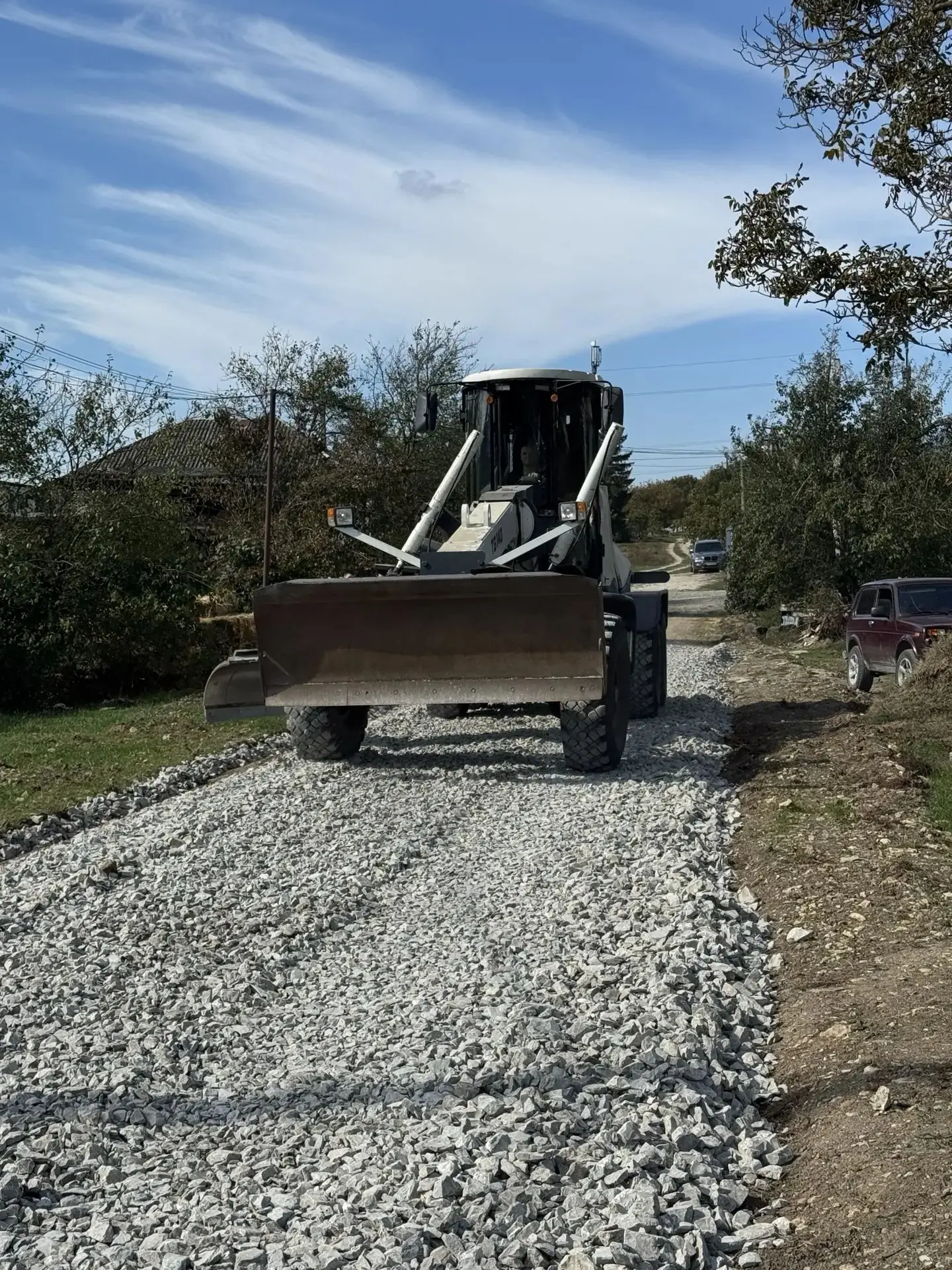 🚜💫 В с. Молдаванском успешно завершены работы по грейдерованию и отсыпке улиц щебнем!...