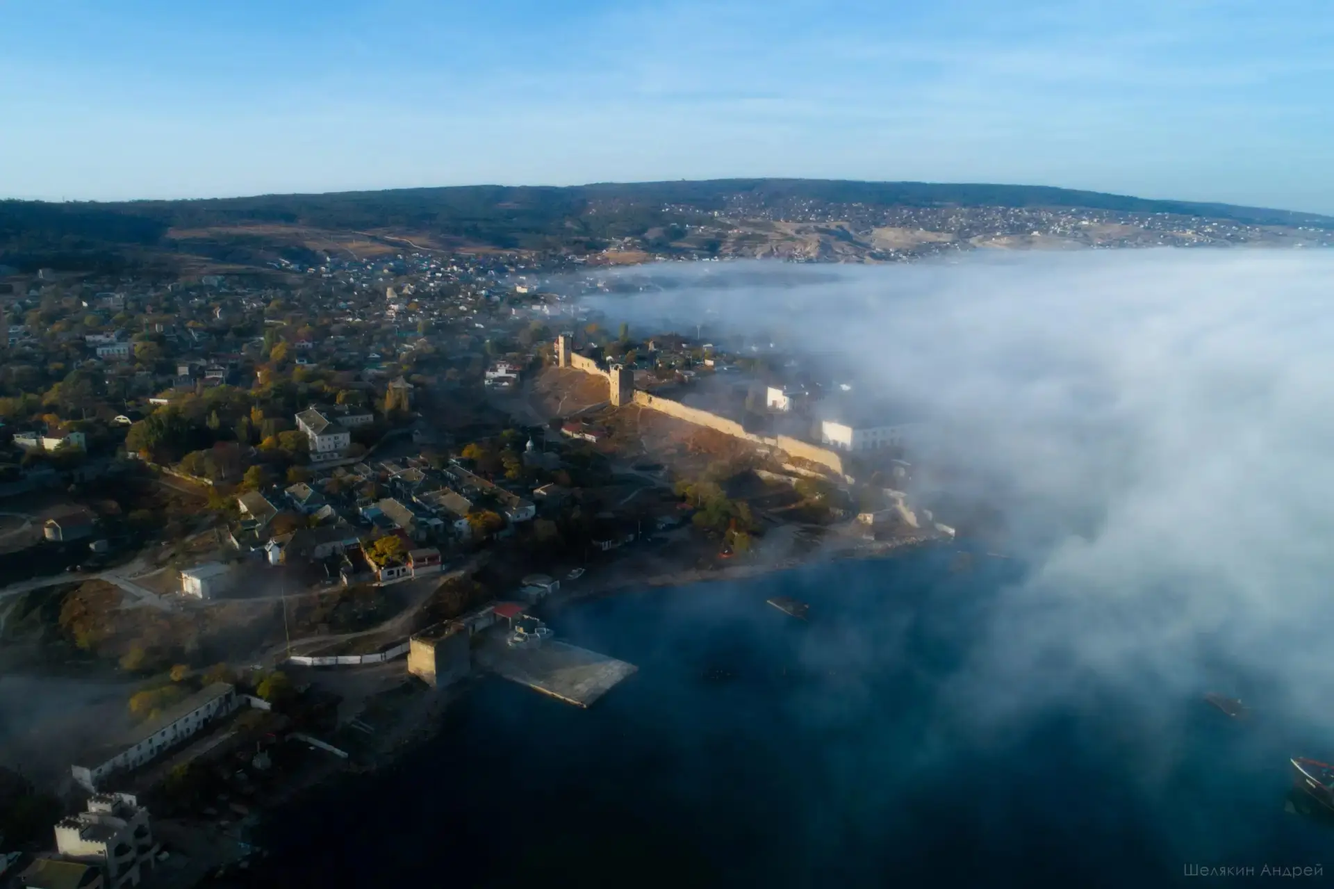 ⛵ Феодосия, район Карантин, Генуэзская крепость в рассветных лучах и осенний морской ту...