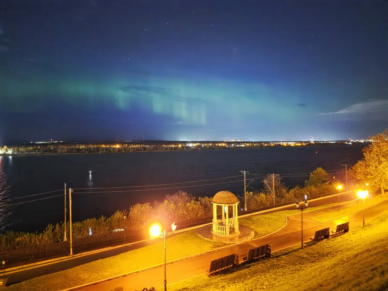 🌌 Северное сияние над Пермью: собрали ваши кадры этой ночи