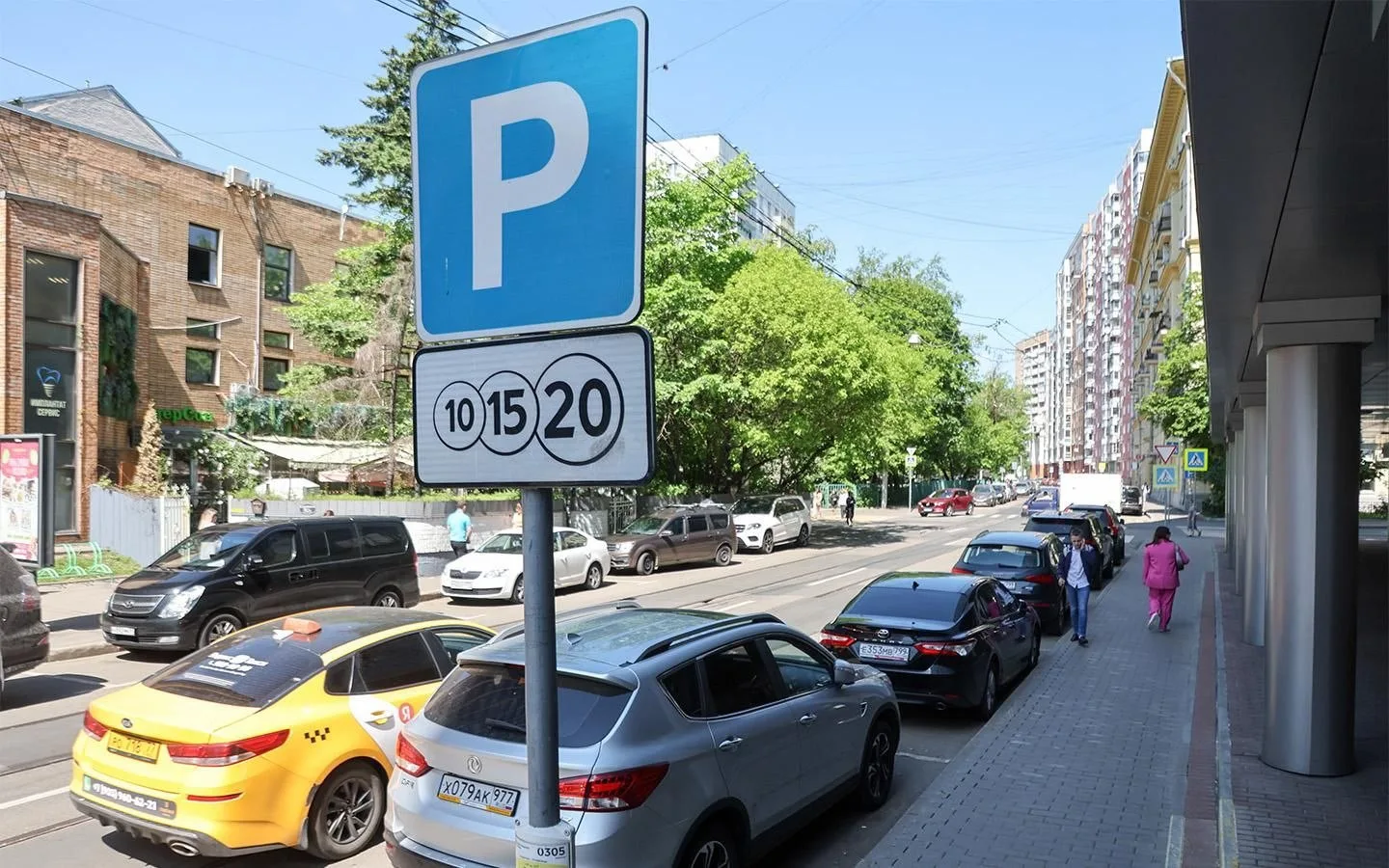 Семьям хотят разрешить бесплатно парковать два автомобиля