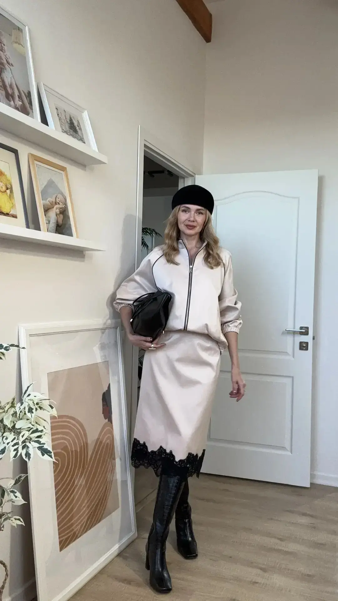 Предлагаем костюм! Юбочка прямого кроя с эффектной отделкой из чёрного гипюра добавляет...