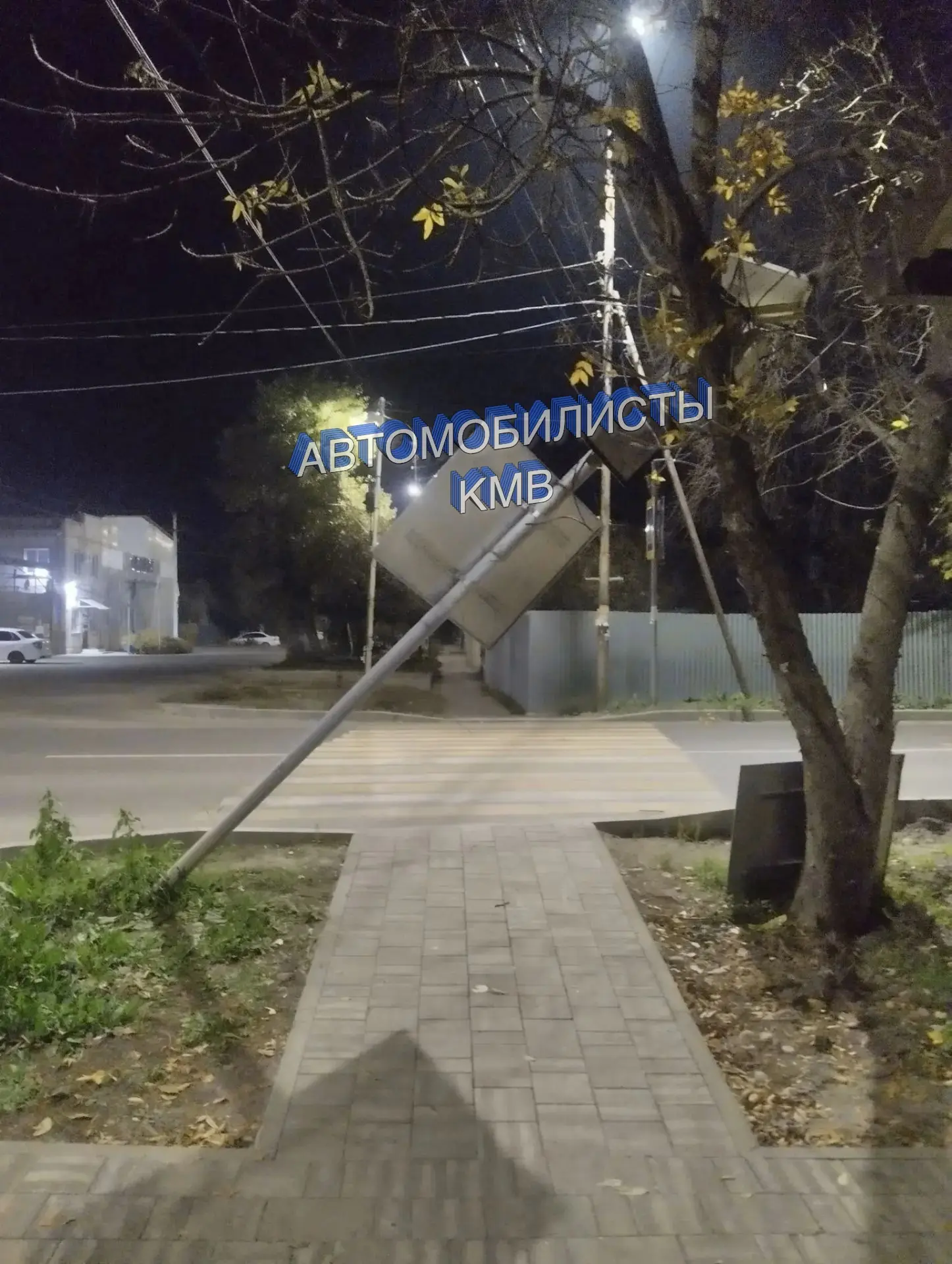 Сегодня на  улице Красная в Минводах , в районе д.80, повредили дорожный столб со знаком.