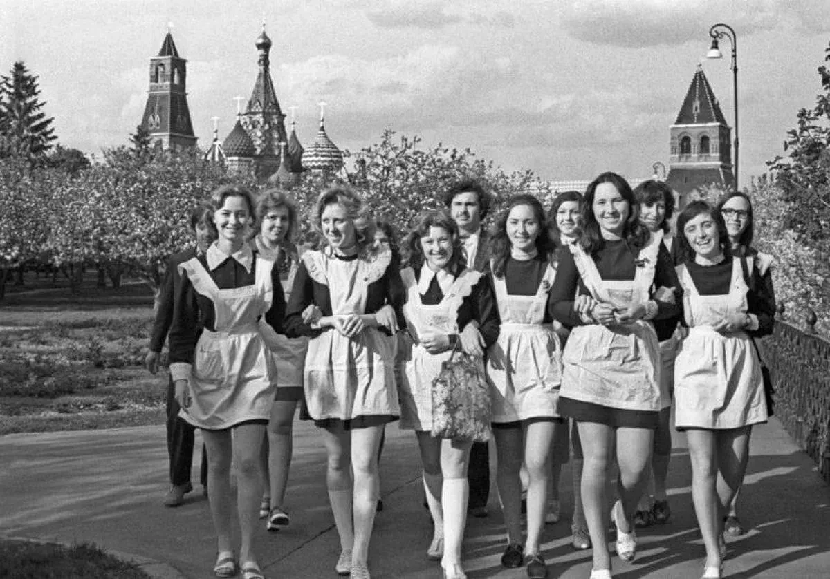 Советские выпускницы в день Последнего звонка. Белый фартук, кружевные манжеты, букет с...