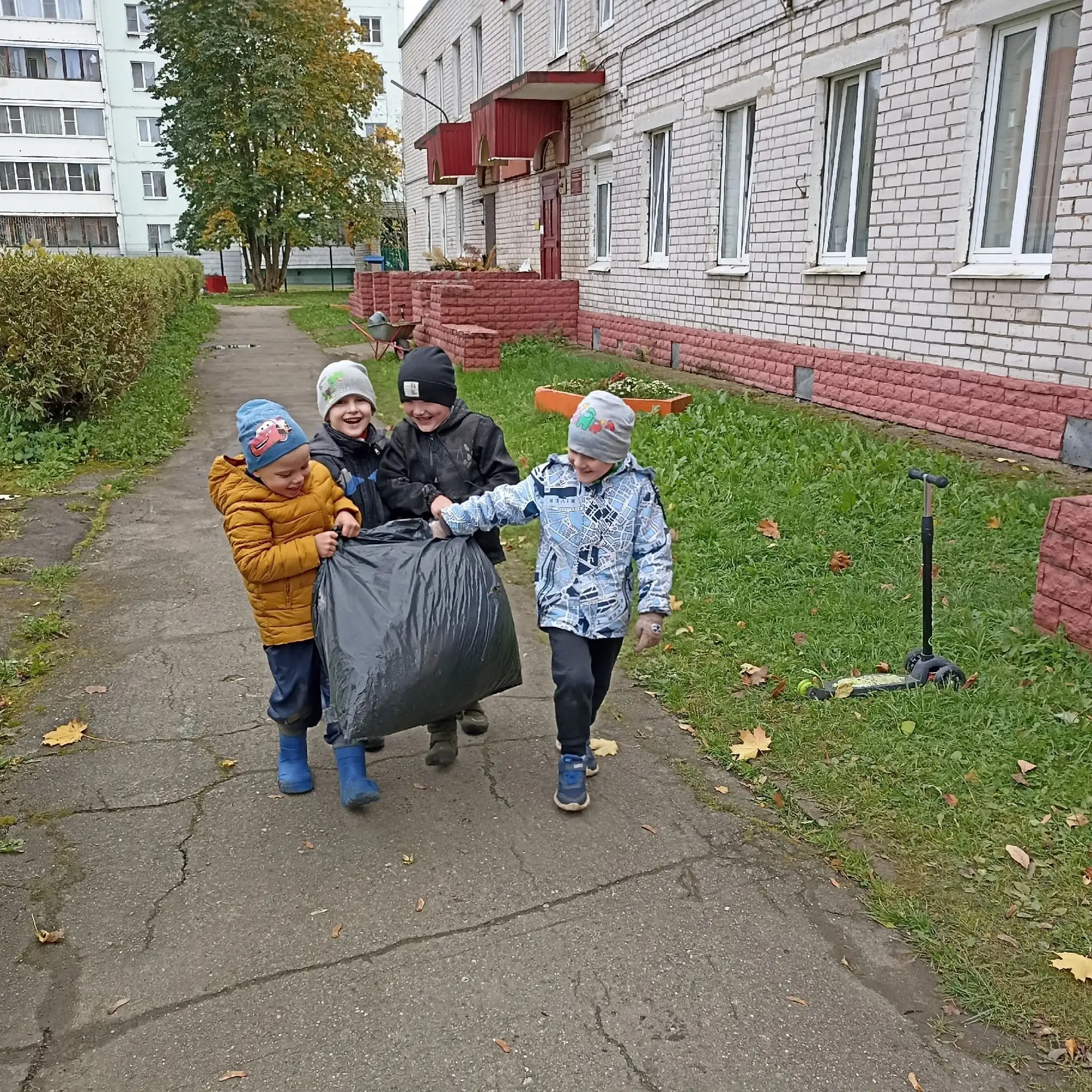 Чистый двор — работа в радость! Как прошёл наш субботник ✨