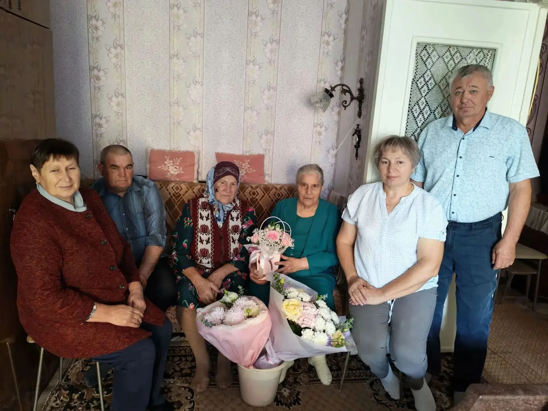 Заслуженный учитель из Бавлов принимает юбилейные поздравления