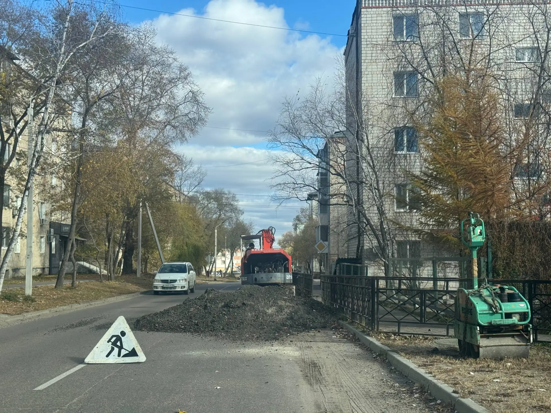 На улице Кручинина снова раскопки: коммунальные работы продолжаются, несмотря на прибли...