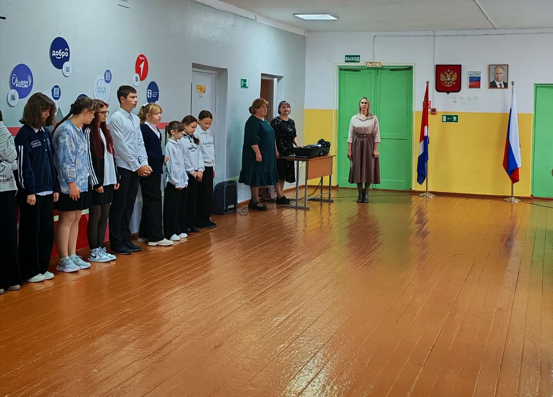 💐Вот и наступила новая учебная неделя,а началась она с торжественной линейки посвященн...