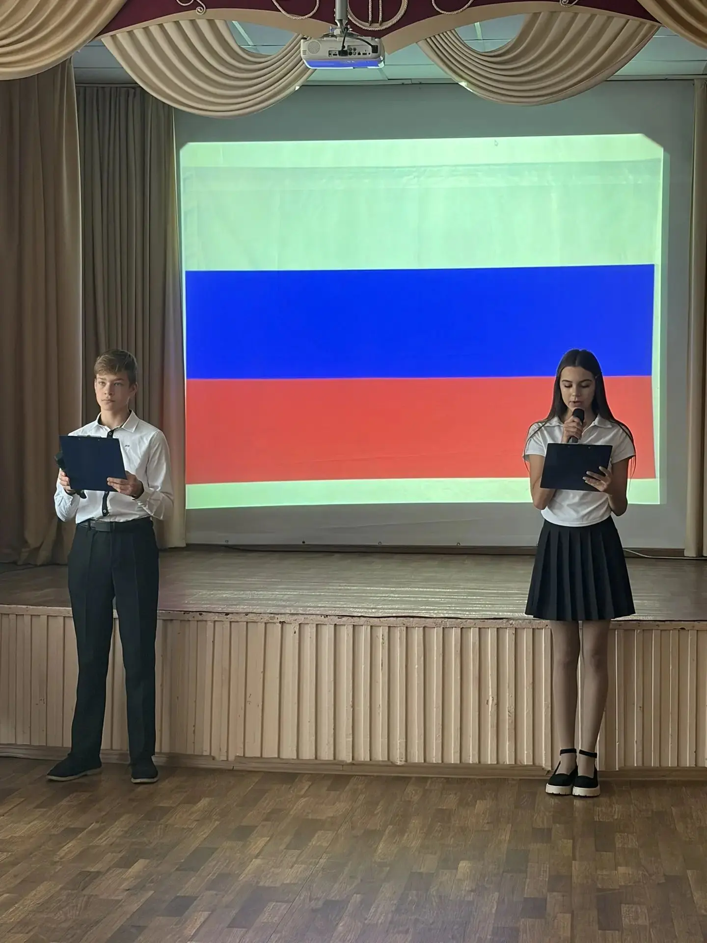 🔔Сегодня утро в нашей школе, как всегда, началось с традиционной линейки