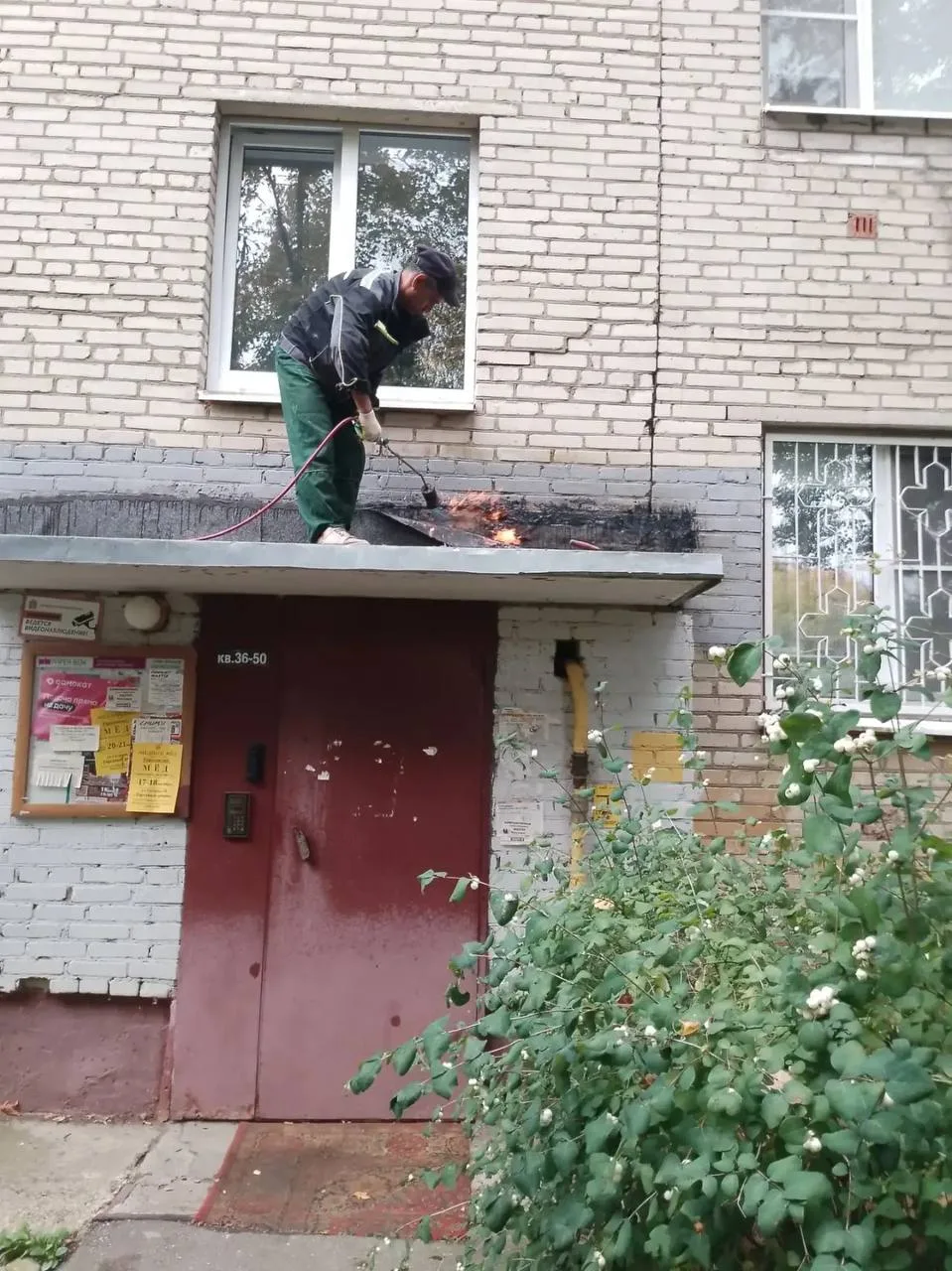 🛠 Обновление входных групп МКД продолжают специалисты УК округа. В числе работ: ремонт...