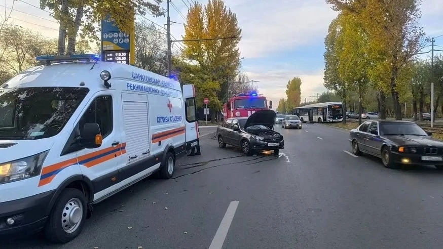 В Саратове столкнулись автобус и легковушка