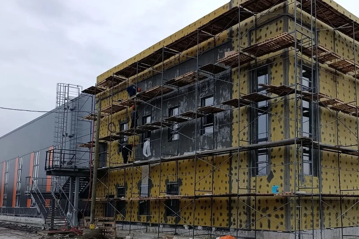 🏗 В Камышлове строители приступили к отделке нового физкультурно-оздоровительного комп...