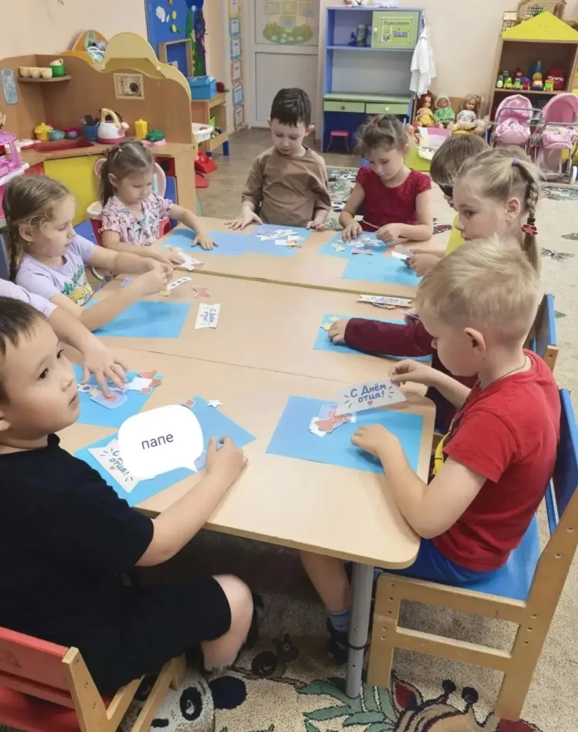 В детском саду прошло творческое занятие. Воспитанники создавали открытки для пап по ша...