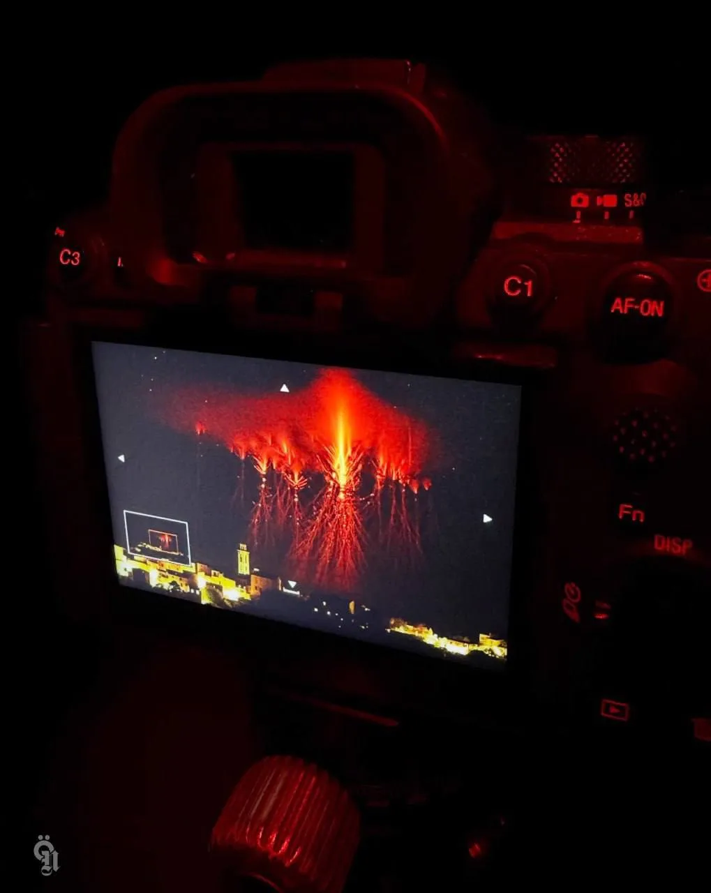 В небе над Францией заметили «корабли пришельцев» — фотографу удалось заснять редчайшие...