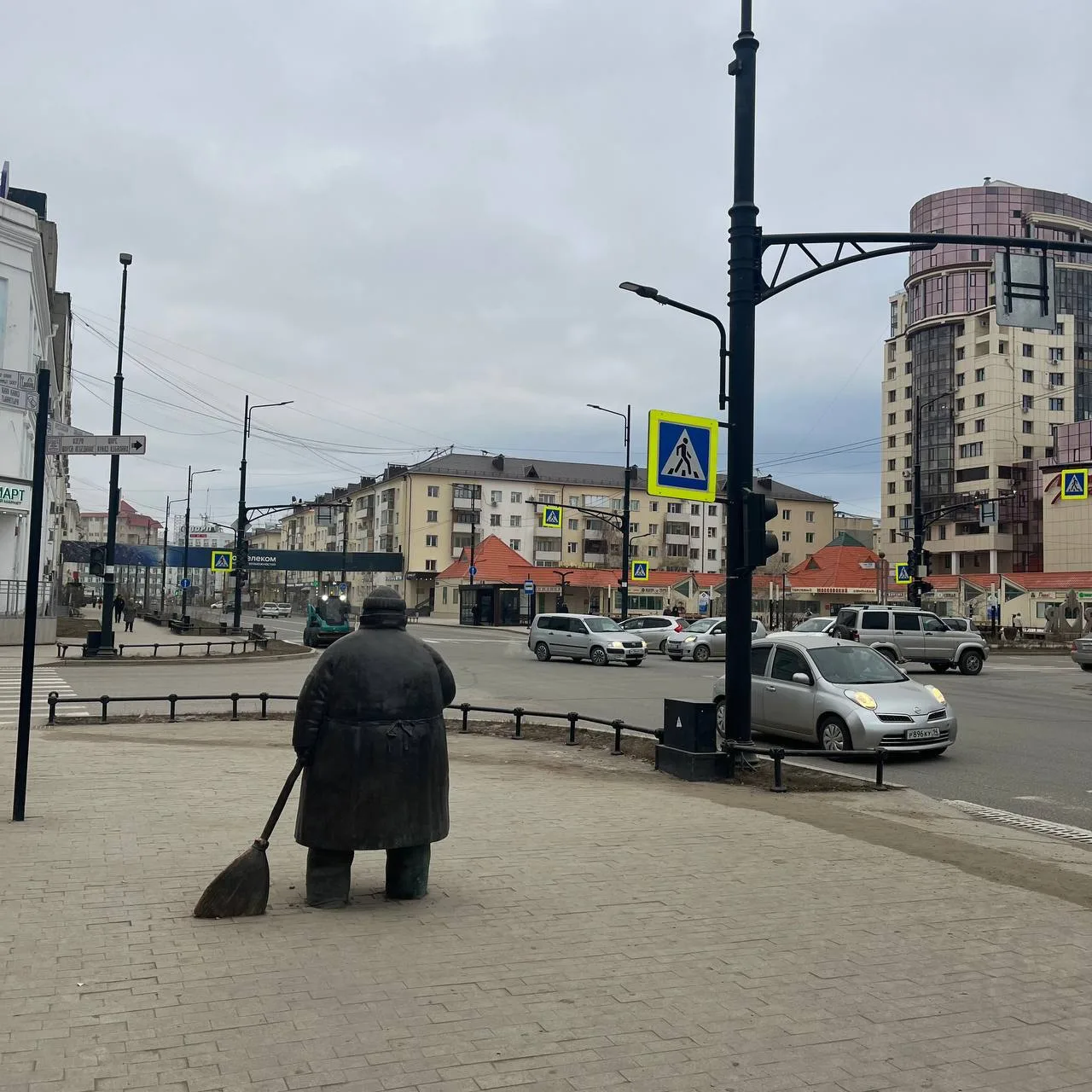 В центре опять не работают светофоры. Дедушка ругается на приезжающий мимо наряд ДПС. @...