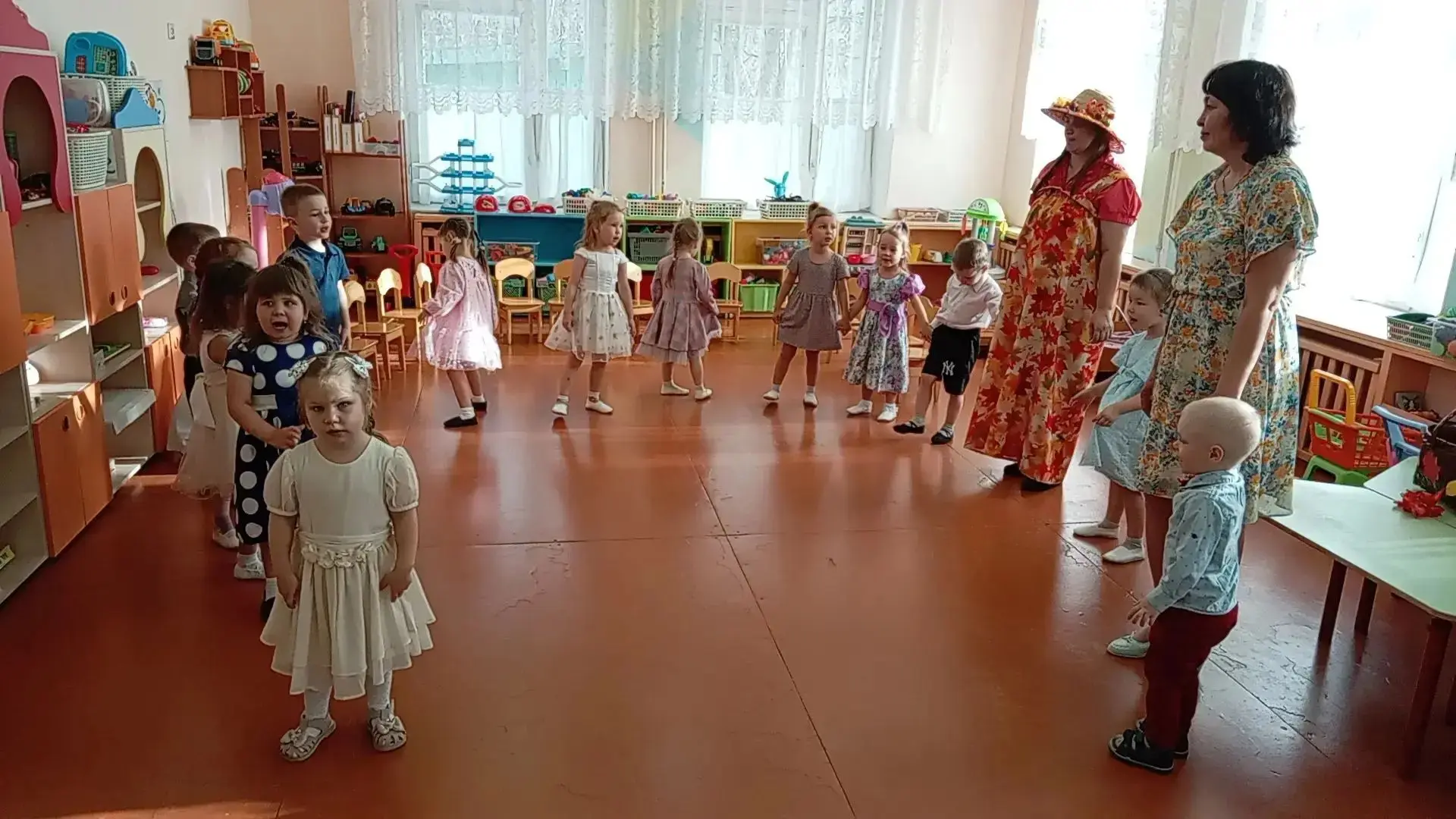 В группе "Колокольчик" прошел осенний утренник. В гости к ребятам приходила красавица О...