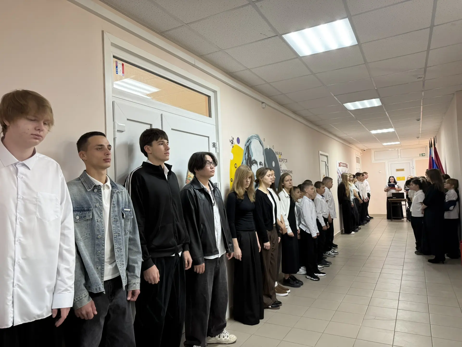 📣Начало недели традиционно началось с общешкольной линейки с исполнением гимнов и подн...