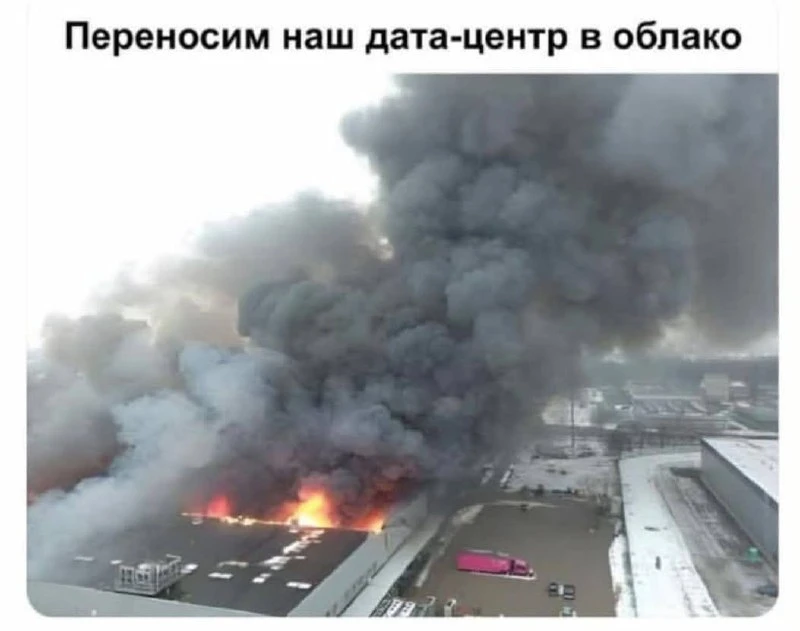 Москвичи спокойно пьют кофе и читают новости об атаке дата-центра Сбера в Саратовской о...