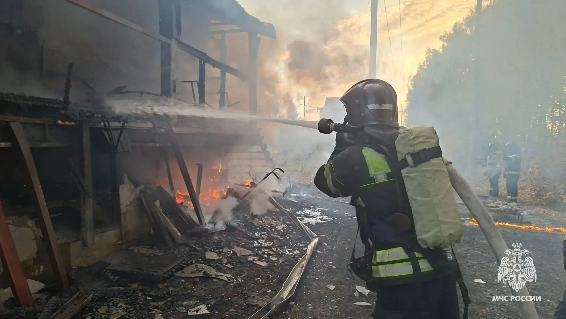 ❗В Орловском округе пожарные не дали распространиться огню на жилой дом