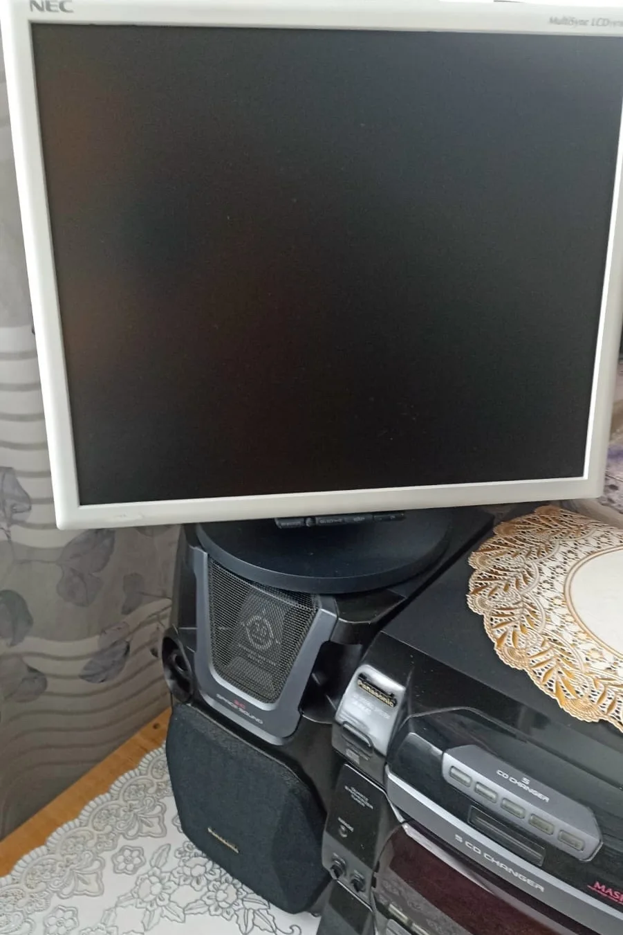 Отдам монитор NEC, IPS матрица, 19". Забирать с Русского Поля.