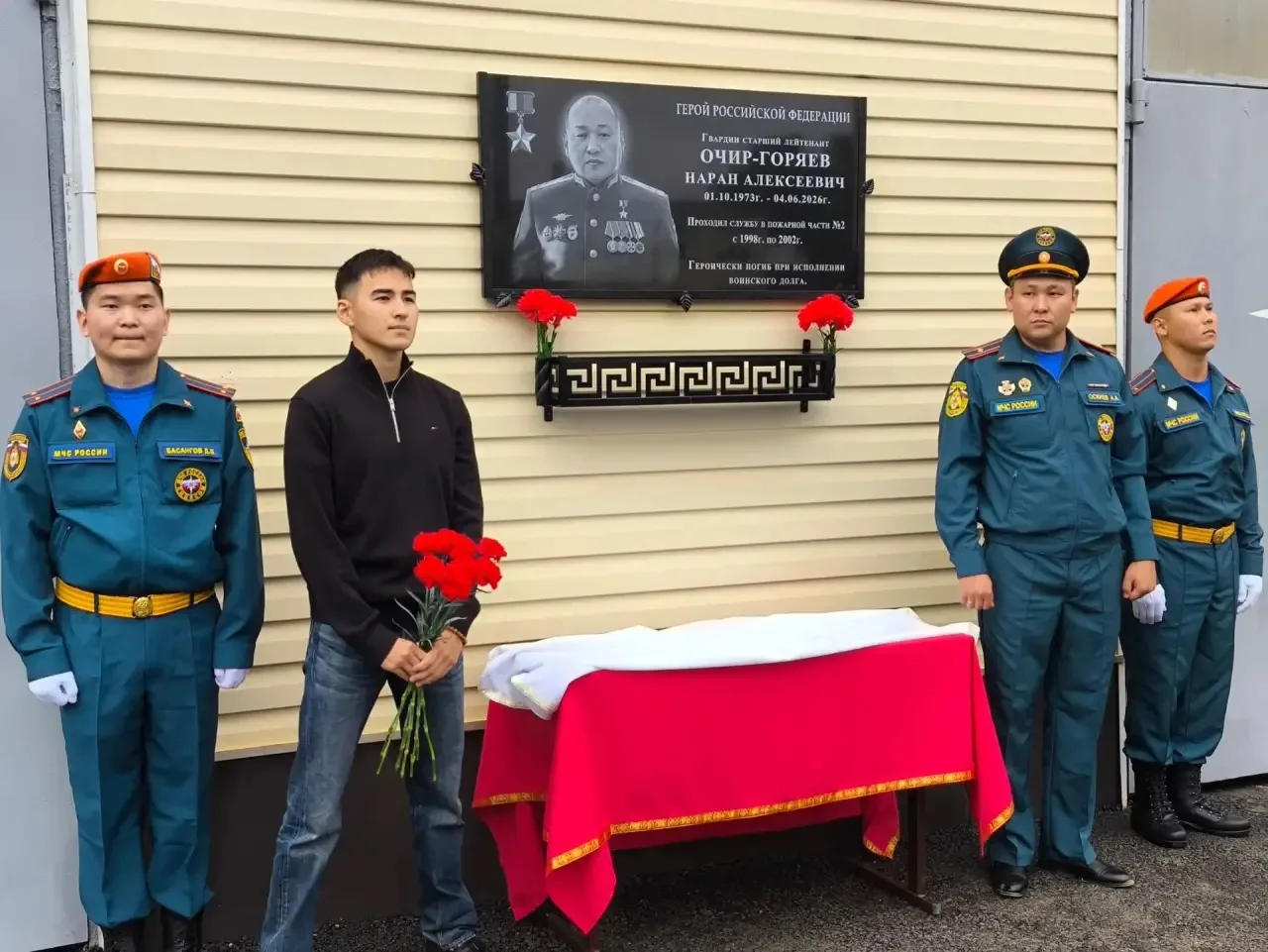 📷 Фото дня: в Лагани открыли мемориальную доску в честь Героя России Нарана Очир-Горяева