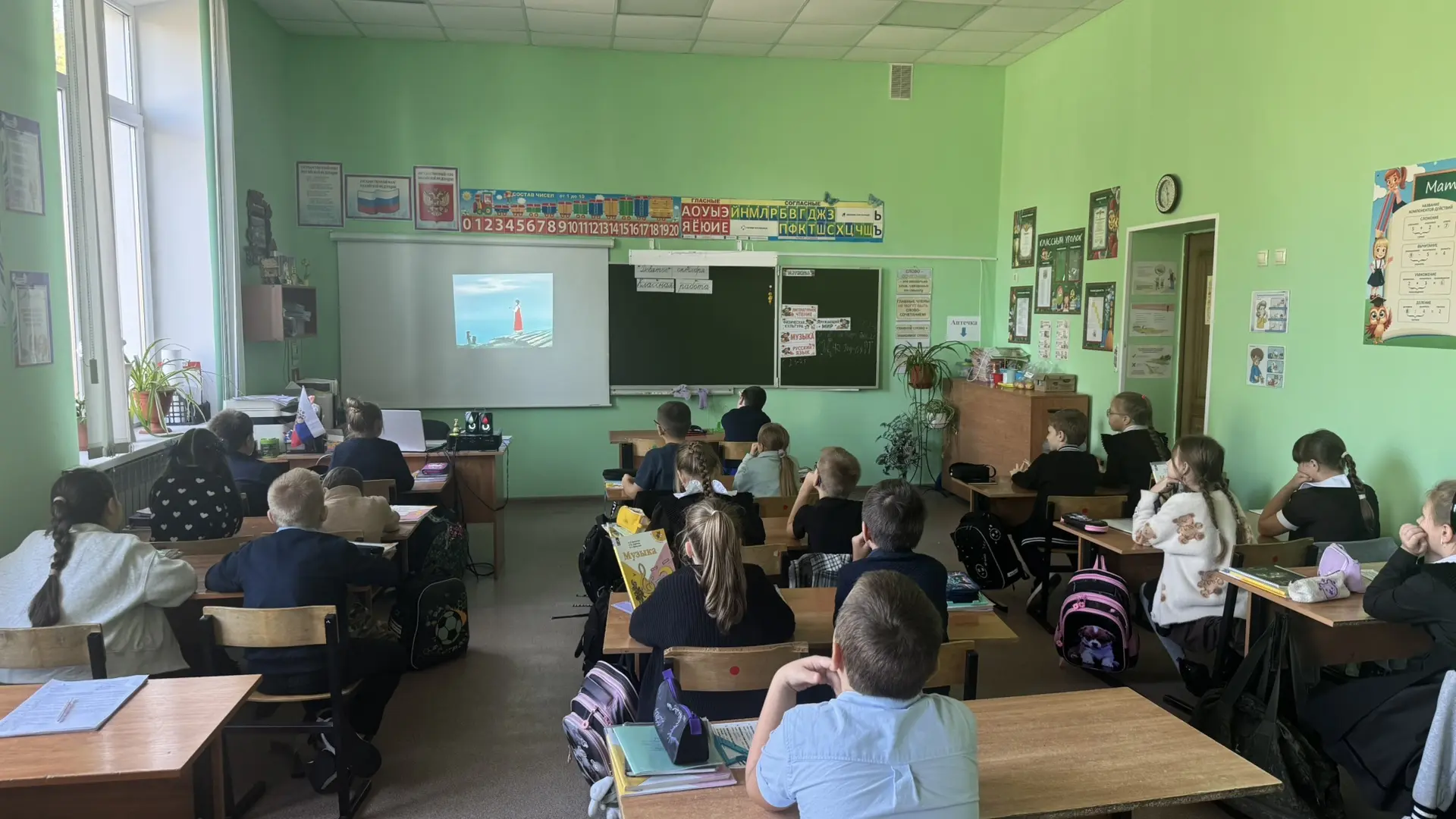 📚В честь Всероссийского дня чтения наши ребята посмотрели мультфильм «Аленький цветоче...