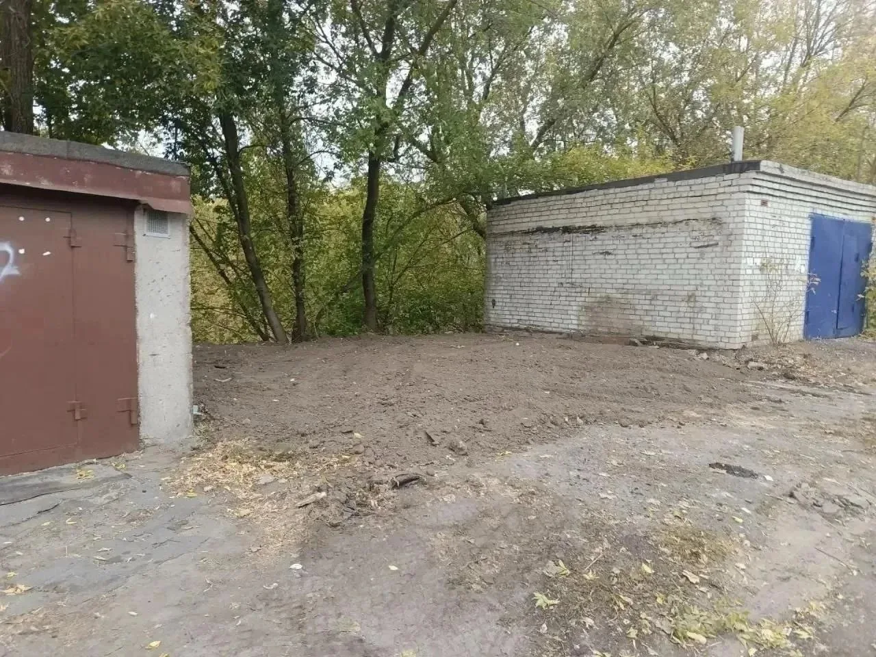 На улице Серегина вдоль Холодного канала  продолжается снос самовольно установленных га...