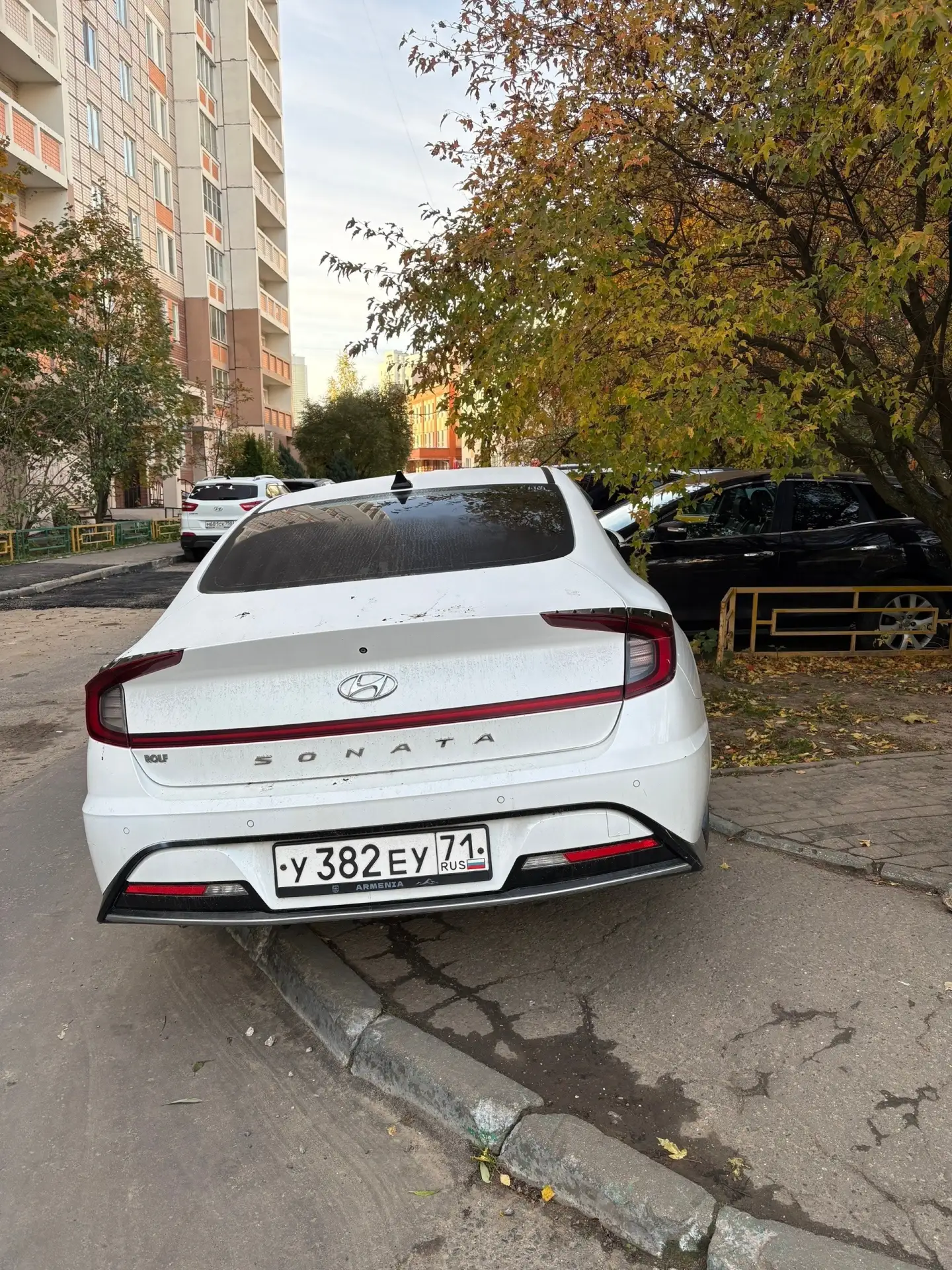 В Кузнечиках водители заняли тротуар