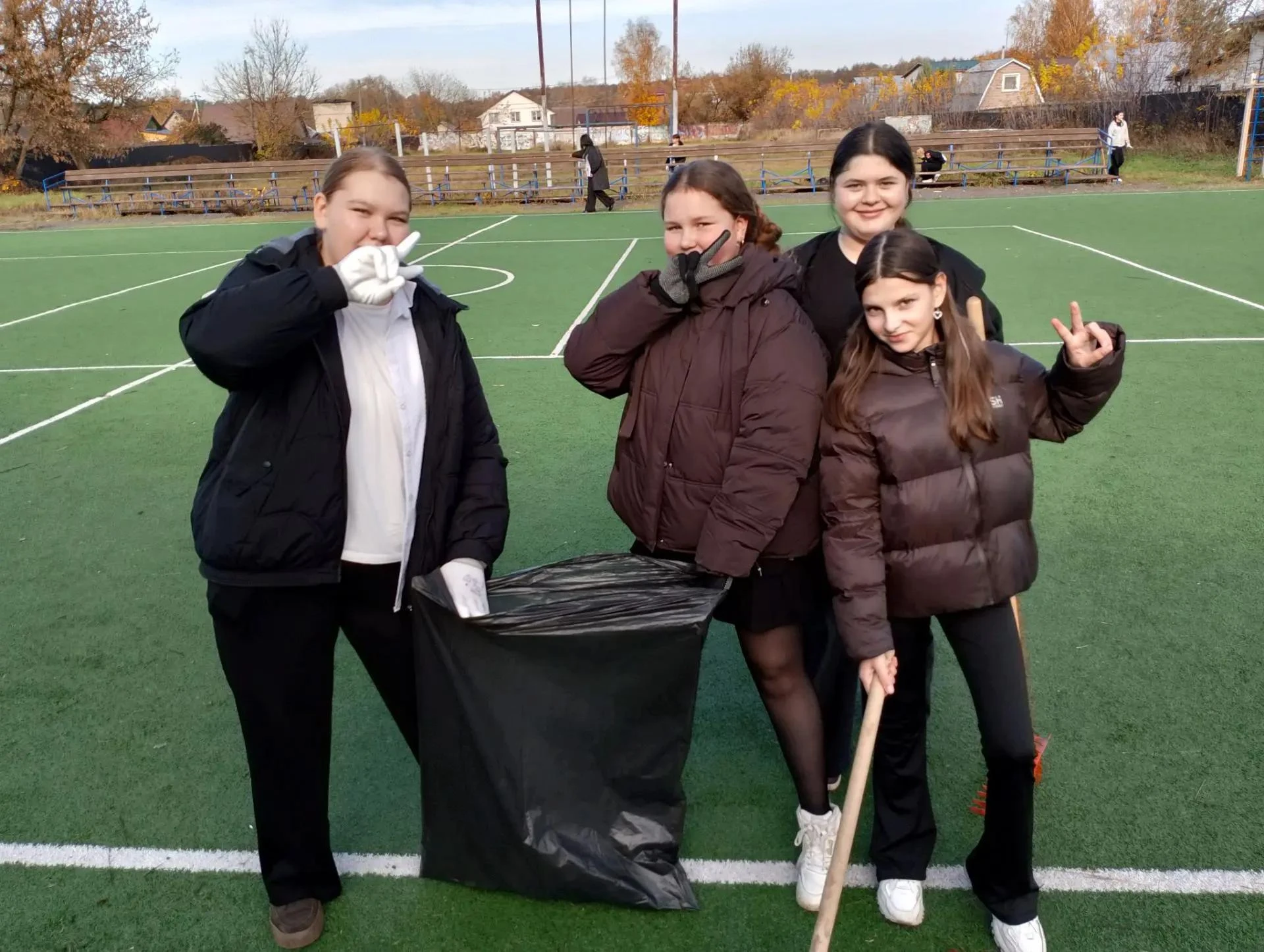 🍂🧹 Сегодня прекрасная погода, и наши ученики уже вышли на уборку территории школы в р...