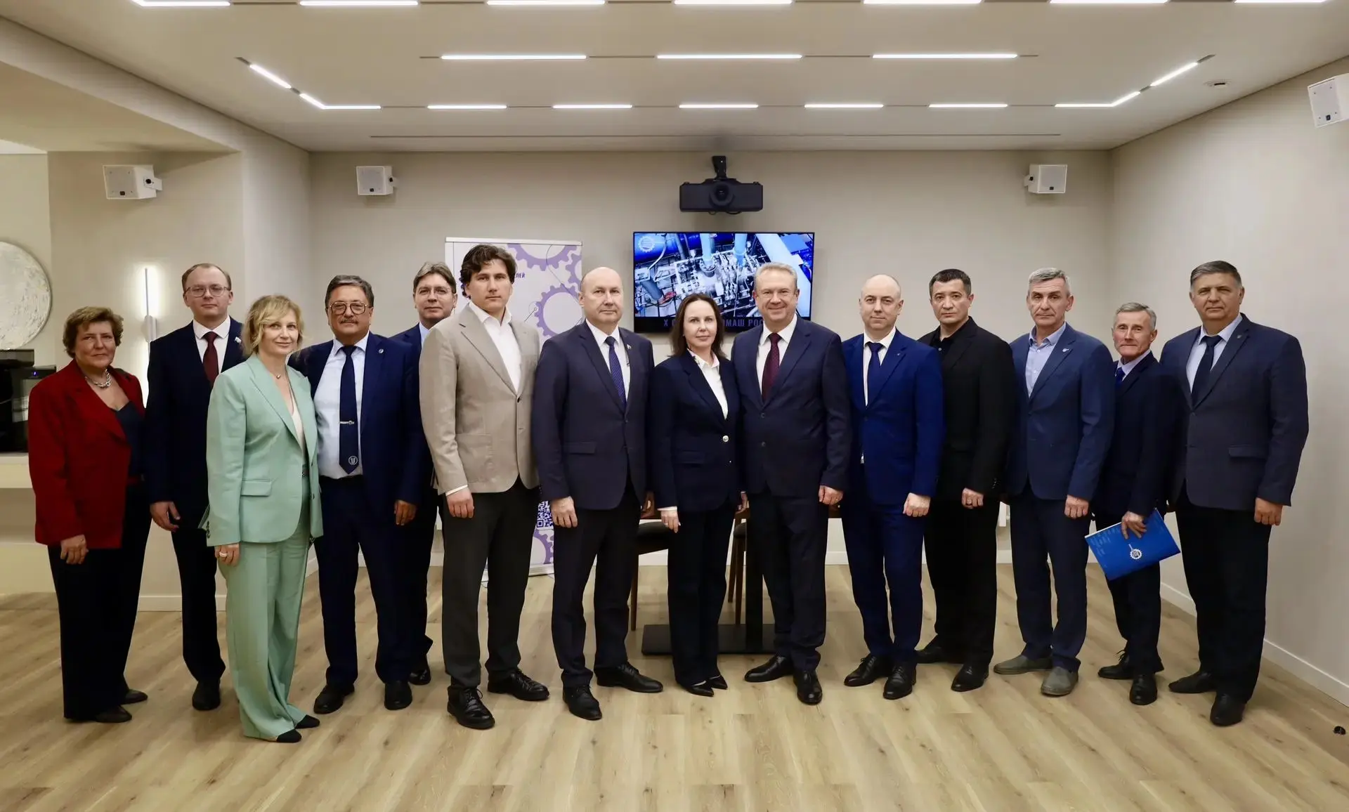Генеральному директору «Завода Искра» Руслану Тарасову вручено удостоверение, подтвержд...