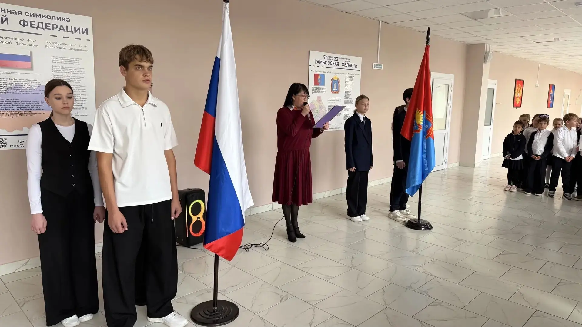 Утро в нашей школе началось с красивой и важной традиции. Ученики и педагоги собрались ...