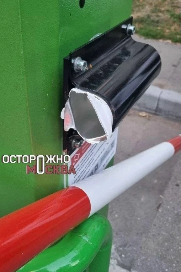 Родители учеников дорогой частной школы ломают и объезжают по газонам шлагбаумы, чтобы ...