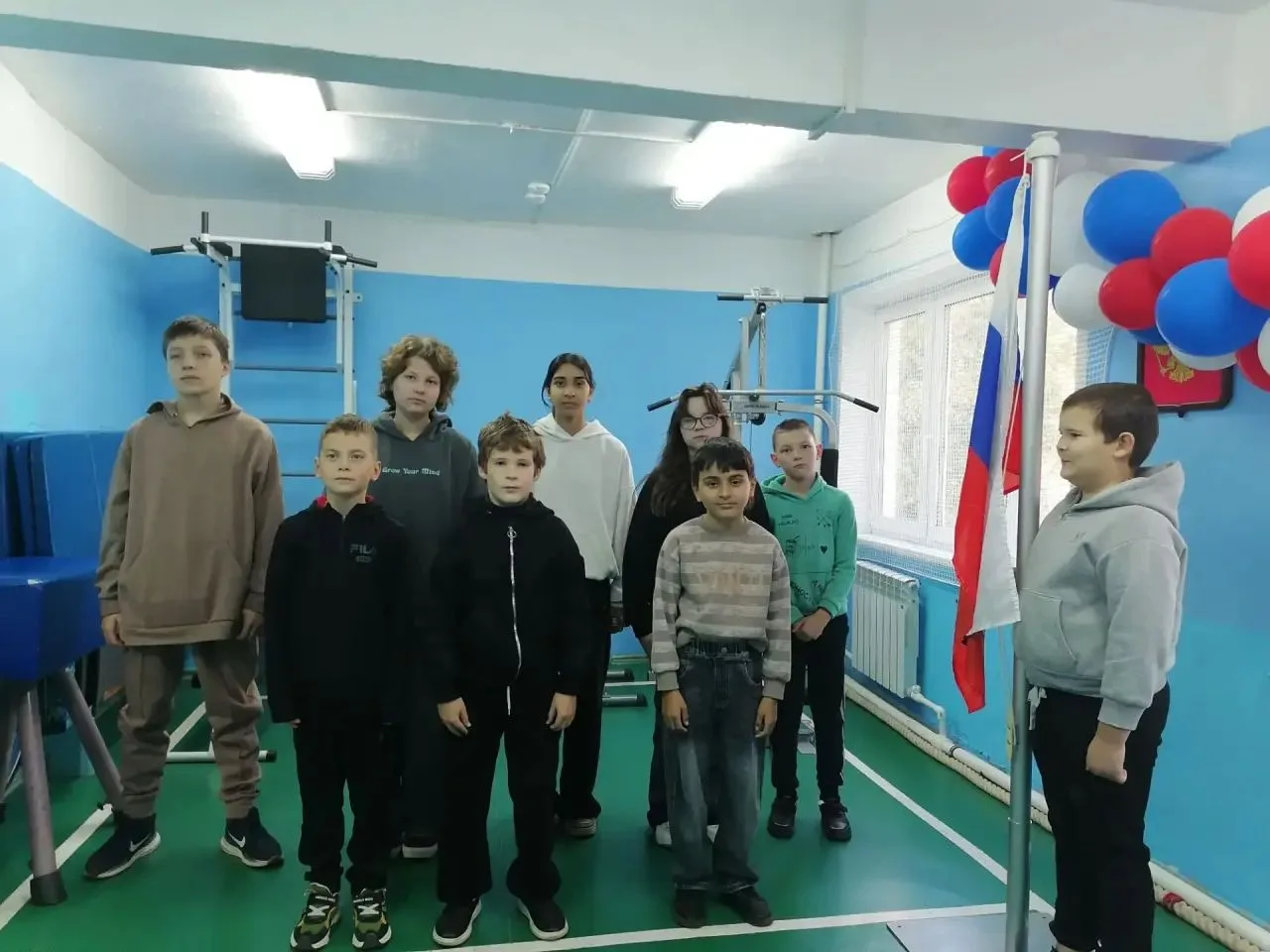 Новая учебная неделя в нашей школе началась с общешкольной линейки, поднятия флага Росс...