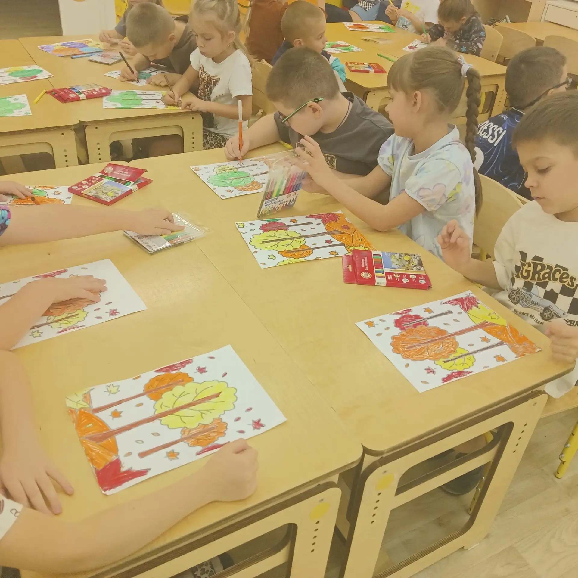 Сегодня дети подготовительной группы №5 рисовали осень! 🍂 В своих работах ребята перед...
