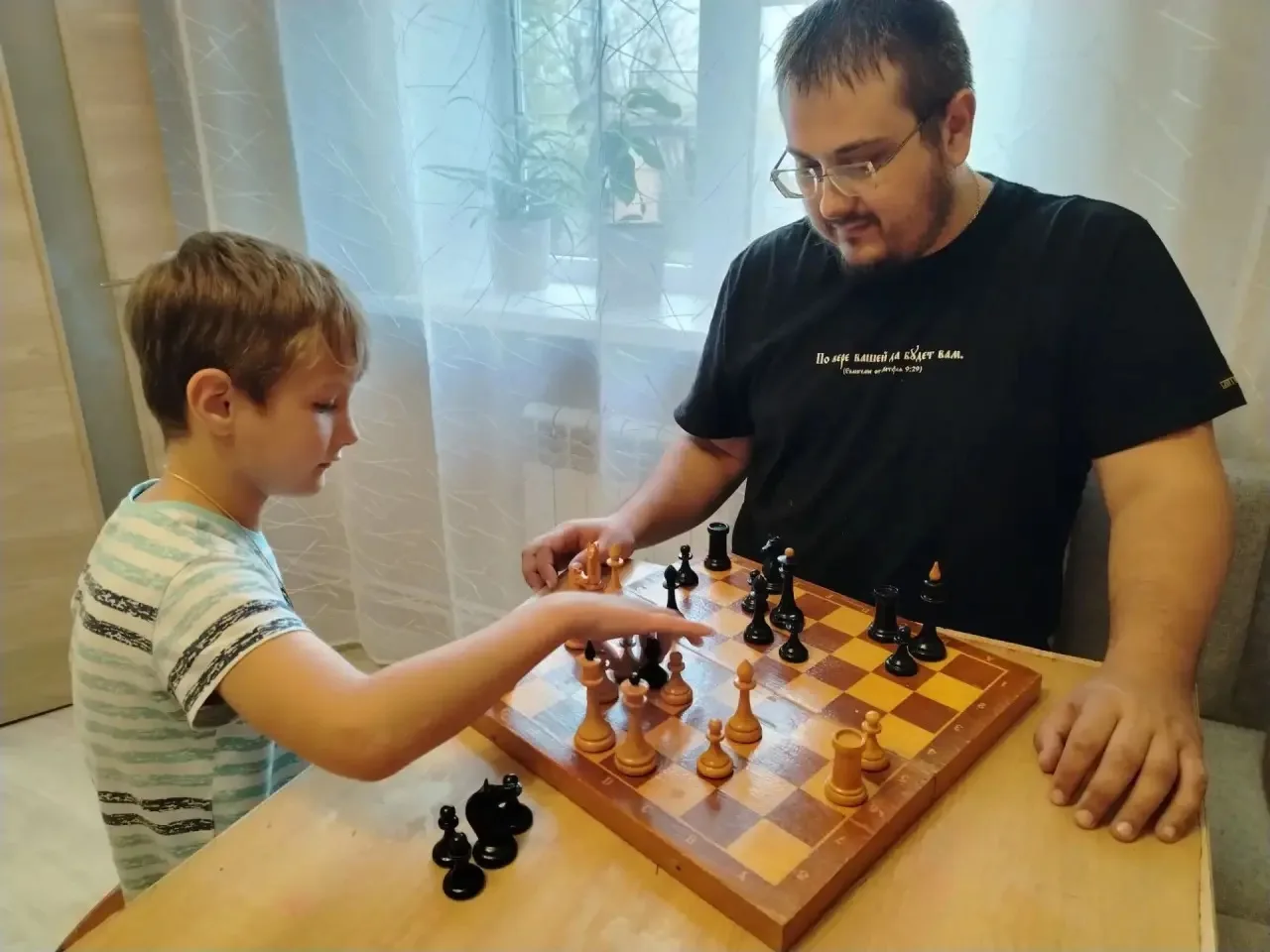 Ученик 1 «Б» класса, Крылов Максим участвует во флешмобе «Спасибо, папа!»