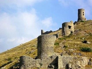 Если подняться от набережной Назукина по неширокой лестнице, город будто остаётся где-т...