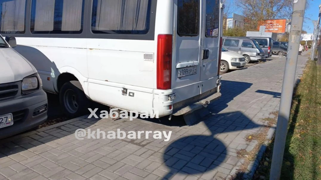 Автобус занял тротуар