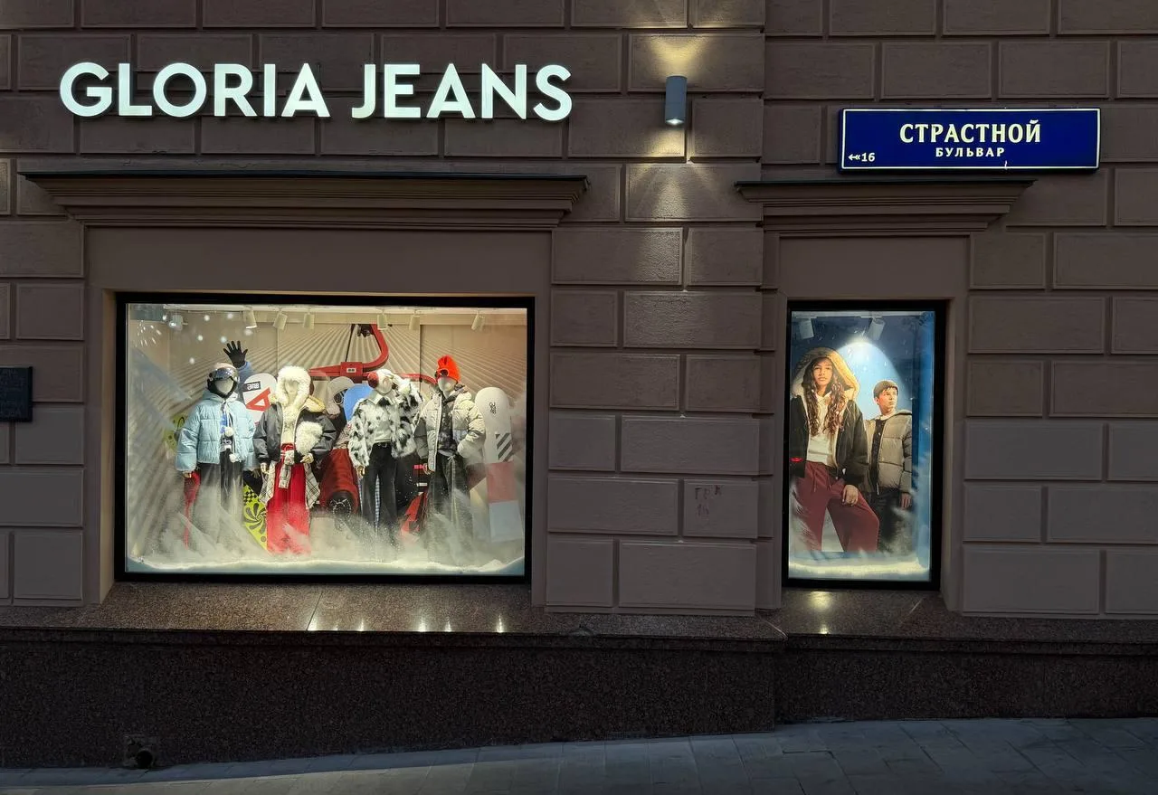 Оформление витрин флагманского магазина Gloria Jeans на Тверской, Москва 🇷🇺