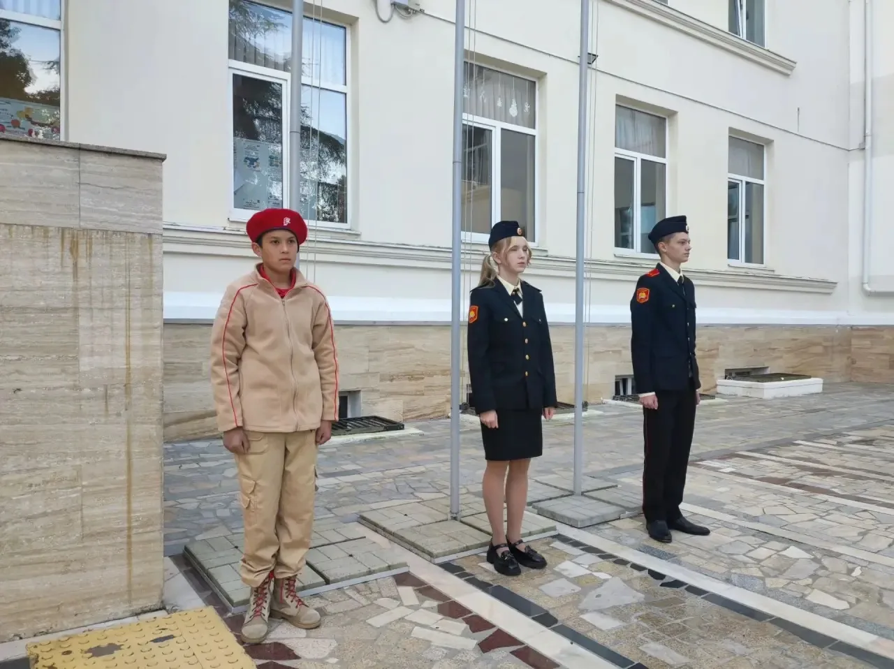 С поднятия флага — к важным разговорам: учимся быть в безопасности онлайн!