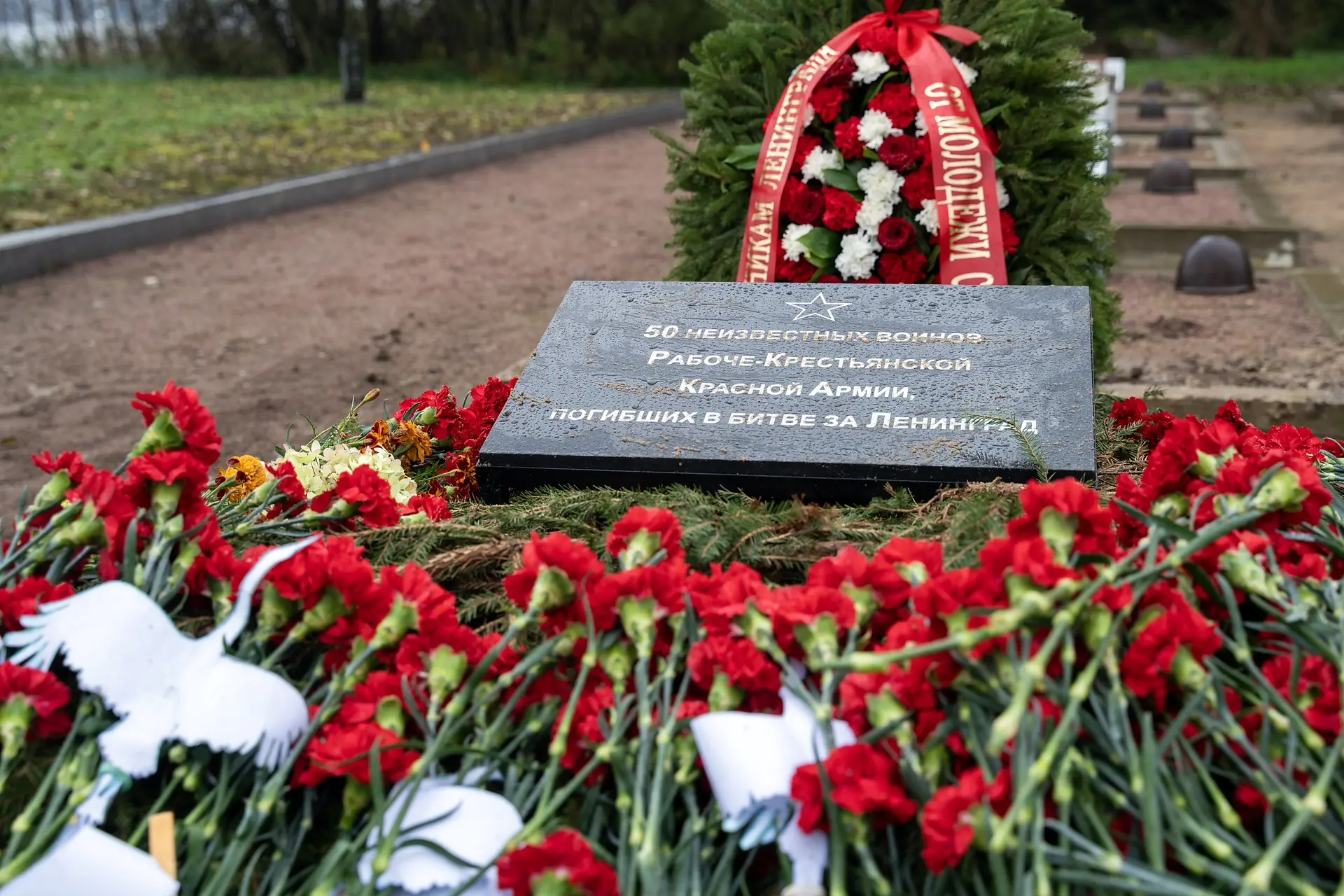 Петербургская погода словно разделила скорбь собравшихся. 9 октября на Корчминском воин...