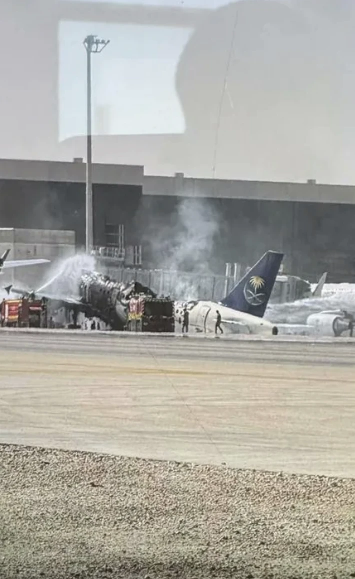 Атака на аэропорт Эр-Рияда: самолет Saudi Arabian Airlines уничтожен
