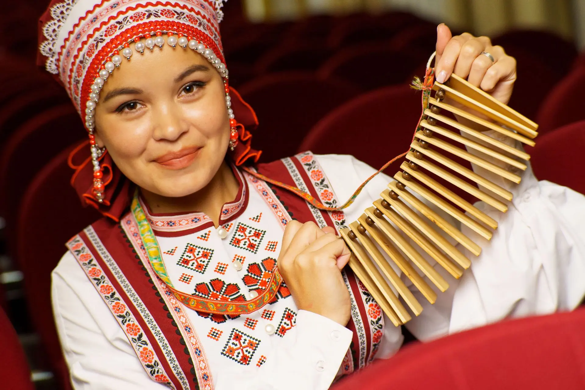 Трещотка и ложечки. Галина Унешкина учит всех желающих русскому пению