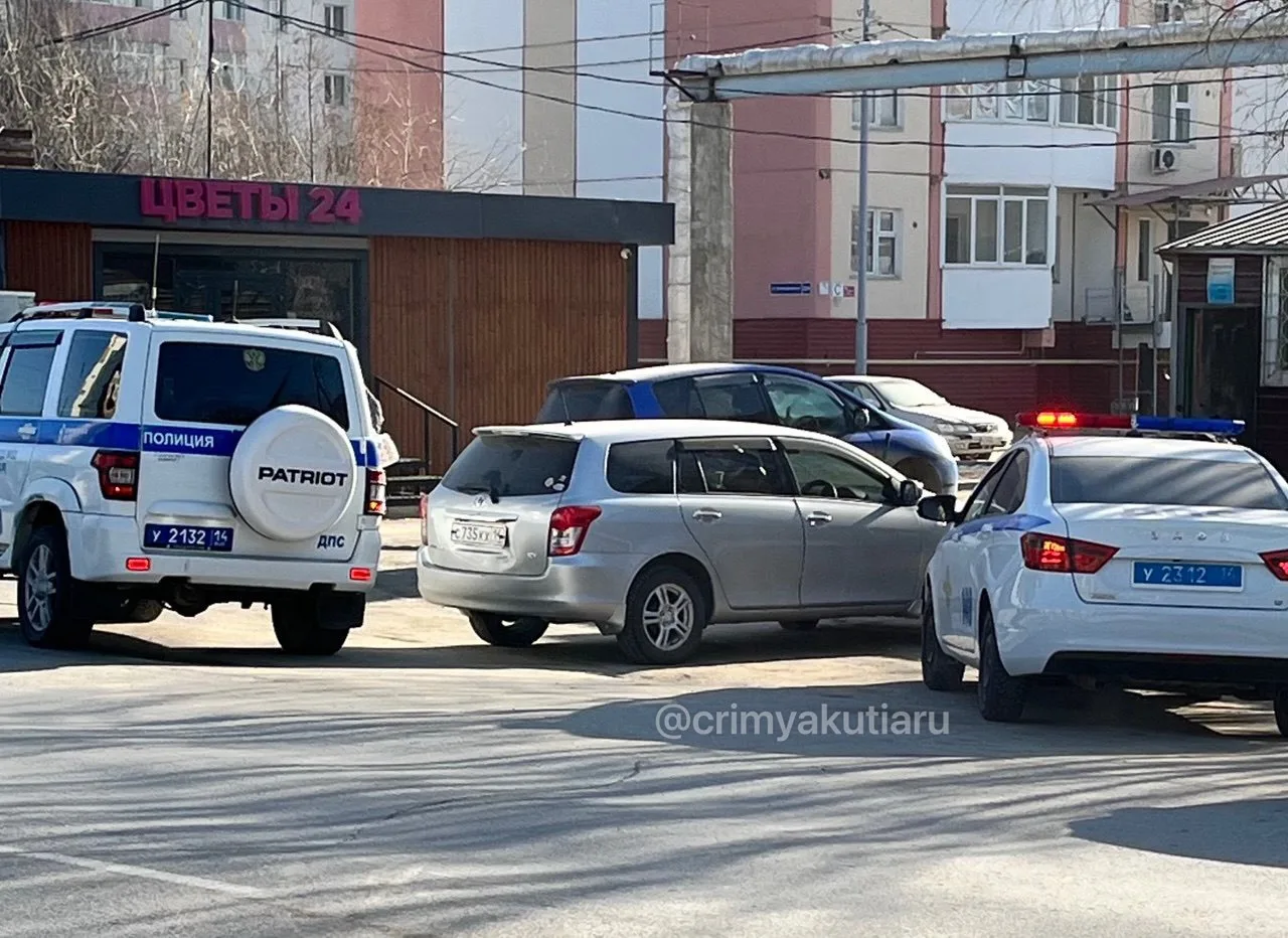 Днем на улице Каландаришвили скорая увезла человека. Предварительно, его сбила женщина ...
