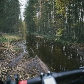 В микрорайоне Бернгардовка зафиксировано подтопление пешеходного участка вдоль железнод...