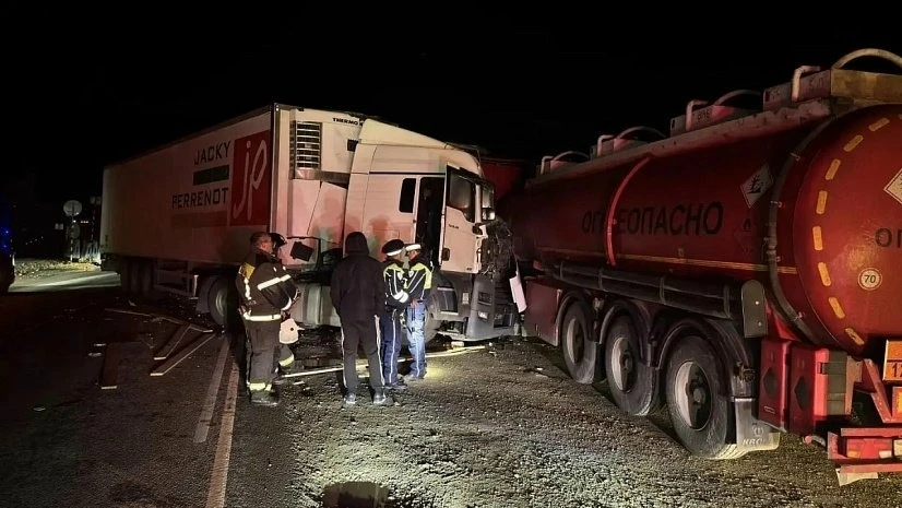 На трассе М‑5 под Симом фура вылетела на встречку и столкнулась с двумя машинами