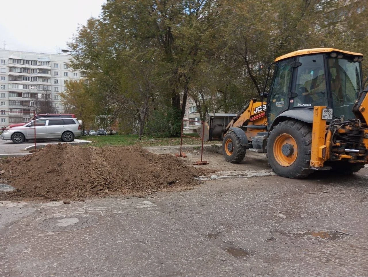 В Новосибирске на улице Демакова устраняют повреждение электросети. На месте работ по р...