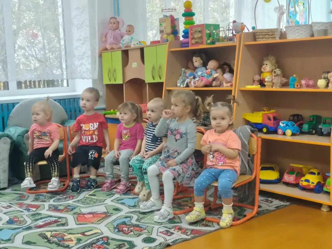 В нашей младшей группе «Почемучки» прошло открытое занятие на тему «Разноцветные шарики...