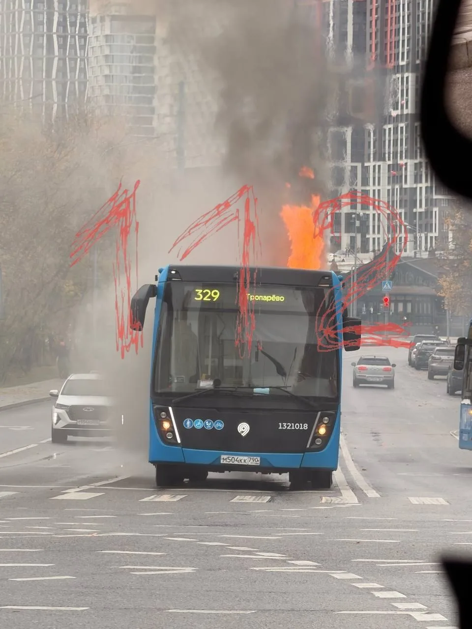 На западе Москвы загорелся автобус